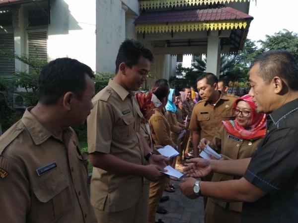 Kepala Dinas Memimpin Apel Pagi Sekaligus Pemberian Bantuan STM Kepada Pegawai Dinas Pariwisata Kota Medan